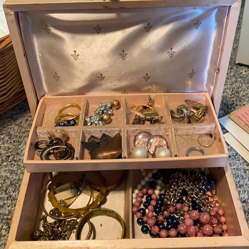 Vintage jewelry box and jewelry